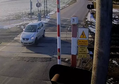 Momente de teroare la o trecere de cale ferată din Polonia, după ce mașina s-a blocat pe șine | VIDEO