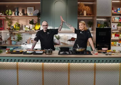 Hello Chef sezonul 9 revine la Antena 1, din 22 februarie. Ce invitați vor avea Chef Roxana Blenche și Chef Samuel le Torriellec