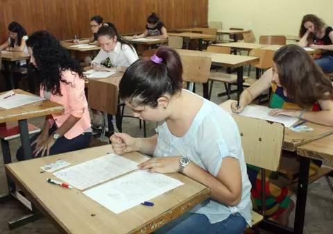 Noile planuri-cadru provoacă îngrijorări în rândul experților în Educație: „Oamenii ăștia știu să taie copaci, dar în jungla greșită”