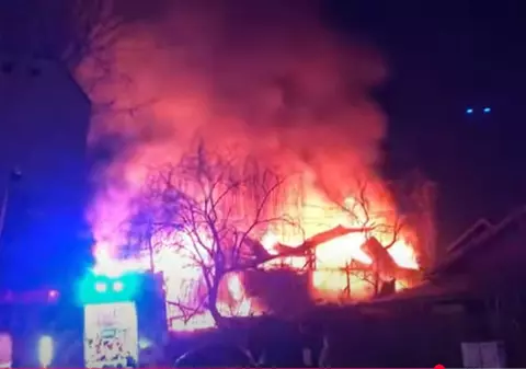 Două case din Ploiești s-au făcut scrum într-un incendiu violent. Un pompier și doi jandarmi au fost răniți de explozia unei butelii