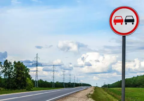 Situațiile în care șoferii pot depăși pe linia continuă, potrivit Codului Rutier 2025