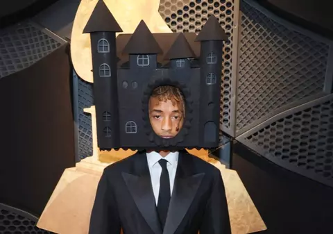 Jaden Smith și-a pus „Castelul Vampirilor” în cap, la premiile Grammy 2025. Cât costă piesa creată de Abodi Transylvania