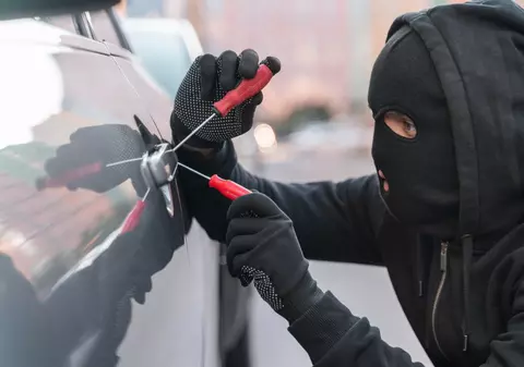 Un român a adormit în parcarea la Carrefour în mașina cu motorul pornit și așa l-a găsit poliția, care-l căuta pentru un jaf dat în aceeași zi, în Belgia