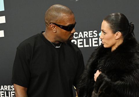 Ce se întâmplă cu Bianca Censori, după ce s-a zis că va avea probleme legale din cauza apariției la Grammy 2025. Ce i-a spus Kanye West înainte să se dezbrace