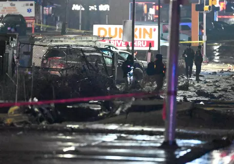 Momentul exact în care se prăbușește și explodează avionul medical din Philadelphia a fost filmat | VIDEO