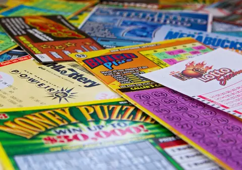 Doi oameni ai străzii au câștigat 500.000 de euro cu un loz răzuibil pe care l-au plătit cu un card furat. Cine încasează acum premiul