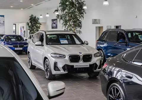 BMW investește în motoare pe benzină, avertizând despre tranziția vehiculelor electrice în SUA