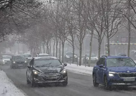 Amenda pe care o primesc șoferii care circulă cu maşina acoperită de zăpadă. Prevederile Codului Rutier în 2025