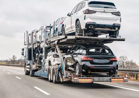 Cât plătesc românii să aducă o mașină din Franța în 2025. Comparație între platformă sau condus pe roți