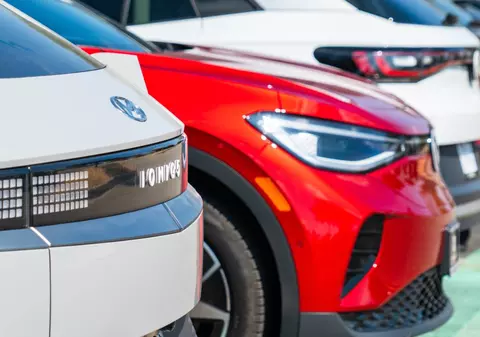 Industria auto globală, afectată semnificativ de noile tarife impuse de administraţia Trump