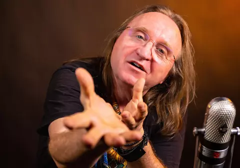 Interviu cu Mike Godoroja. De la „înscăunarea tranzacționistului Donald Trump”, la meseria pe care o au copiii artistului: „Soprană de talie europeană”