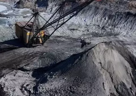 În interiorul unei mine de titan din Ucraina, unde funcționează un excavator precum într-un film SF