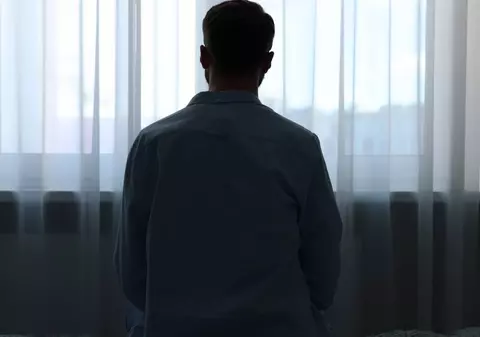 O femeie din India și-a păcălit soțul să-și vândă un rinichi, apoi i-a furat banii și a fugit cu amantul