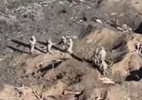 Momentul în care trupele de asalt ale lui Putin se predau în grup după trei zile de încercuire I VIDEO