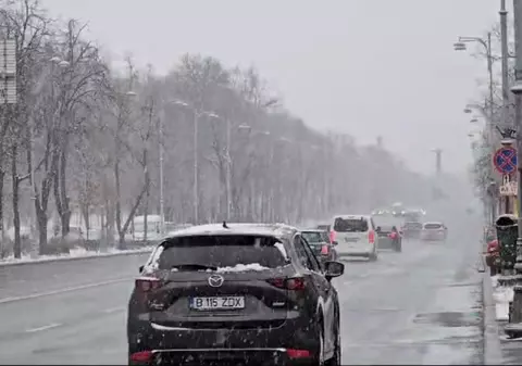 Brigada Rutieră le spune șoferilor cum să circule după ce a nins: „Să evite pe cât posibil frânarea, schimbarea bruscă a direcției de mers și depășirile”