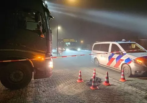 Doi șoferi români de TIR au furat 27 de role de geotextil de lângă Paris, dar n-au avut ce face cu ele și când le aruncau au fost arestați, în Olanda