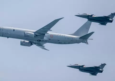 Un avion militar chinez a tras cu rachete luminoase spre o aeronavă australiană deasupra Mării Chinei de Sud: „O mișcare nesigură și neprofesională” 
