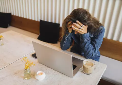 Raport: Aproape două treimi dintre români se gândesc să își schimbe locul de muncă, jumătate trăiesc în stres