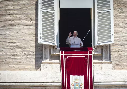 Boala de care suferă Papa Francisc poate fi mortală. Care sunt simptomele