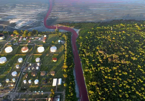 Un râu din Argentina a devenit roșu, dar poate fi și „albăstrui, puțin verde, roz, puțin liliac”. De ce capătă apa aceste culori | VIDEO