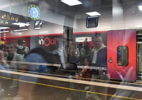 Un francez a fost amendat cu 200 de euro pentru că a vorbit la telefon pe speaker într-o gară, în „zona de așteptare pentru pasagerii și clienții care doresc să fie liniștiți”