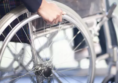 Bărbat în scaun cu rotile, ucis cu brutalitate de chiriașul său, într-un apartament din Săcele, județul Brașov. Suspectul a vrut să fugă în Budapesta