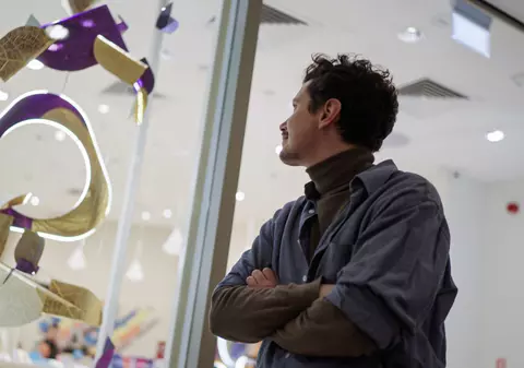 Designerul Adrian Balcău Inovează Experiența Vizuală Din Magazinele Iqos: Instalații Spectaculoase În Vitrinele Din Cinci Orașe Mari