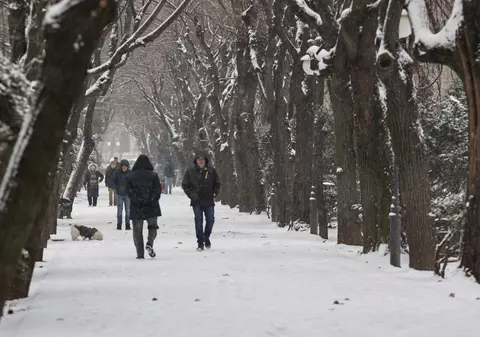 Zeci de oameni din București au ajuns la spital cu fracturi după ce au căzut pe zăpadă