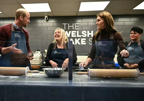 Prințul și Prințesa de Wales au copt prăjituri într-o comunitate afectată de inundații