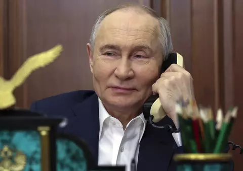 Dezvăluiri de la Kremlin despre cine a stat lângă Vladimir Putin când a vorbit la telefon cu Donald Trump, pe 12 februarie