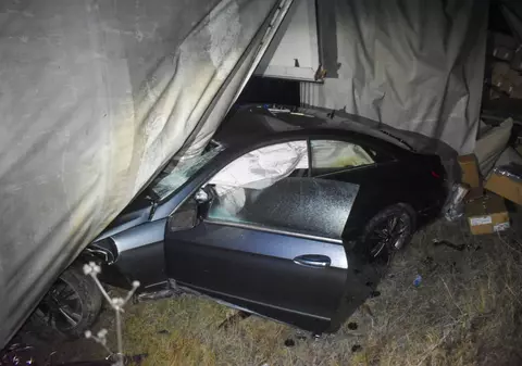 Un Mercedes a răsturnat un camion care a căzut peste el și șoferul a scăpat miraculos aproape fără nicio rană, pe o autostradă din Germania