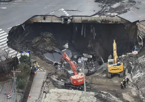 Șofer de TIR blocat de șapte zile cu tot cu camion într-o groapă adâncă de 15 metri, în centrul orașului Saitama. De ce nu-l pot scoate salvatorii | VIDEO