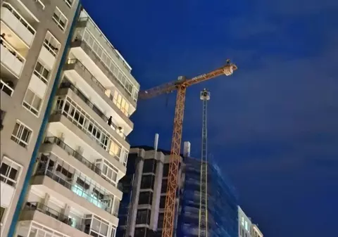 Un bărbat fără acte, dar care a spus că e român, a fost salvat în aplauzele privitorilor din vârful unei macarale de 45 de metri, la Vigo, în Spania