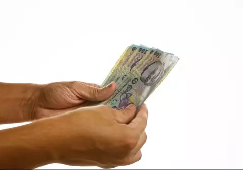 Românii care rămân cu salarii mai mici, după noile măsuri fiscale. Câți bani pierd lunar angajații