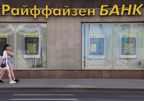Raiffeisen Bank, acuzată că face tranzacții cu firme care furnizează echipamente pentru industria rusească de război