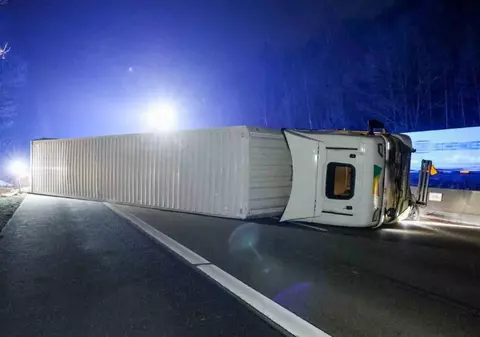 Doi șoferi români de TIR au fost scoși de martori din cabina răsturnată a camionului în care transportau mărfuri periculoase, pe o autostradă din Germania