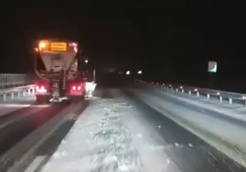 Un autocar a lovit un utilaj de deszăpezire pe Autostrada A7 Buzău-Focșani