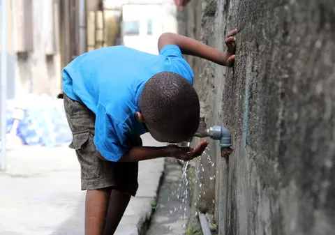 Efectul inegalității: Nigeria, o țară cu resurse unde copiii au rație de 0,5 l de apă pe zi