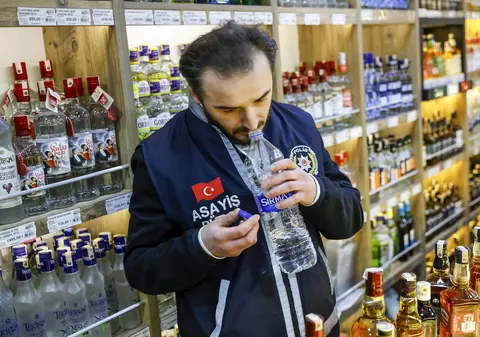 Zeci de oameni au murit la Ankara și Istanbul după ce au băut alcool contrafăcut