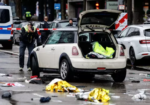 Oameni spulberați de o mașină la Munchen, înaintea summitului de securitate la care participă lideri din întreaga lume. Șoferul, un afgan de 24 de ani