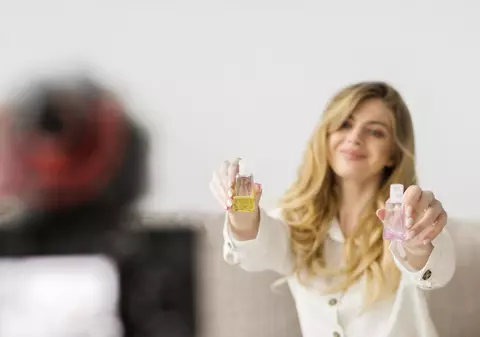 Vrei un parfum care persistă toată ziua? Descoperă cele mai seducătoare esențe arăbești de damă