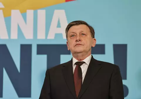 Sloganul lui Crin Antonescu pentru prezidenţiale: „România, înainte sau România, înapoi”