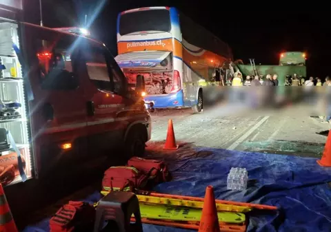 Patru autocare s-au ciocnit violent, 6 morți și 70 de răniți, pe o autostradă din Chile