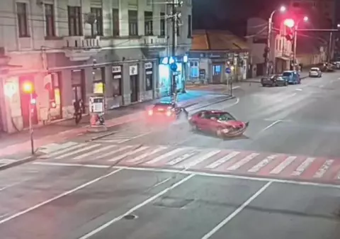 Doi șoferi s-au luat la întrecere în centrul Clujului. Momentul de inconștiență putea să le fie fatal unor trecători| VIDEO