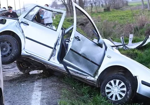 Un român a murit în Italia, după ce mașina în care era a ieșit de pe șosea și s-a izbit de un pod. Șoferul și alt pasager, proiectați în afara autoturismului