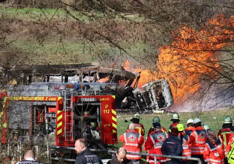 Trei morți într-un accident în care un tramvai și o cisternă cu ulei de încălzire au luat foc și s-au făcut scrum, în Germania
