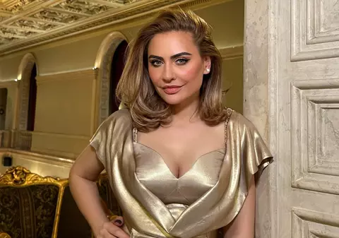 Imagini din casa Adinei Buzatu, care muncește de la 14 ani. Are un dormitor decorat extravagant, cu tapet, și un dressing spectaculos