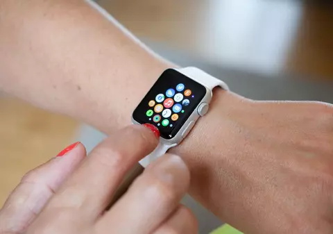 Apple Watch va fi complet regândit și va dispune de inteligență artificială și cameră foto pentru analiza mediului înconjurător