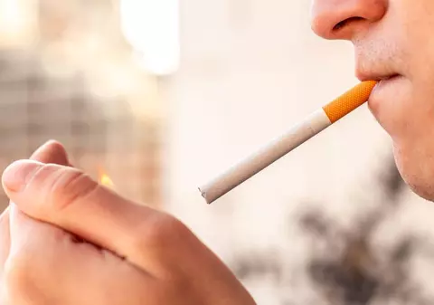 Un tânăr din București și-a dat foc din greșeală. Încerca să își aprindă o țigară în fața unui centru comercial din sectorul 6