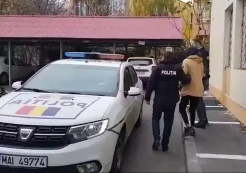 Un bărbat din Craiova i-a amenințat pe polițiști cu un excavator, când aceștia îi cercetau fratele minor